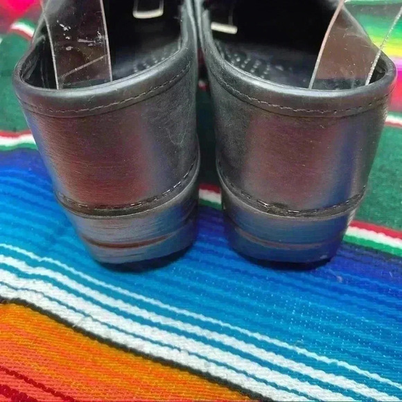 Dansko Womens Black/Purple Feather Clogs Womens 36 - Picture 4 of 7